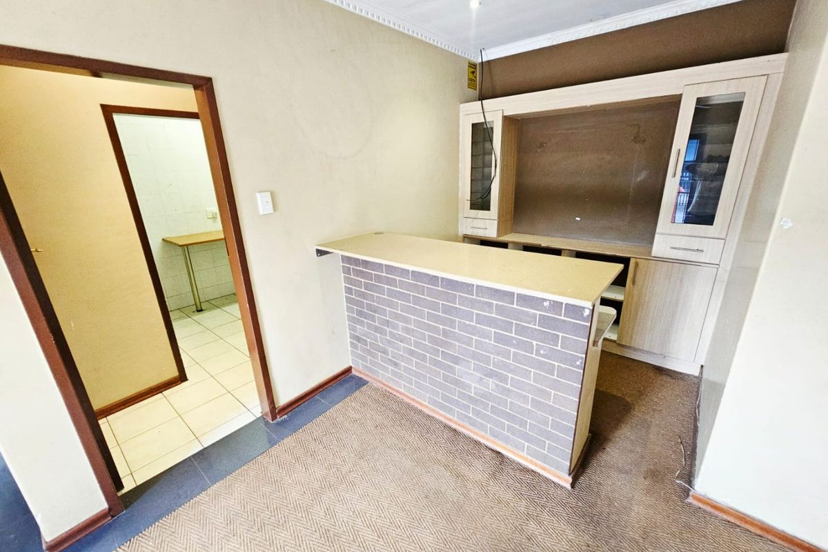 A Lovely commercial unit for rent in Clubview - Photo 4