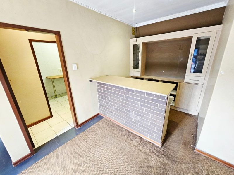 A Lovely commercial unit for rent in Clubview - Photo 4