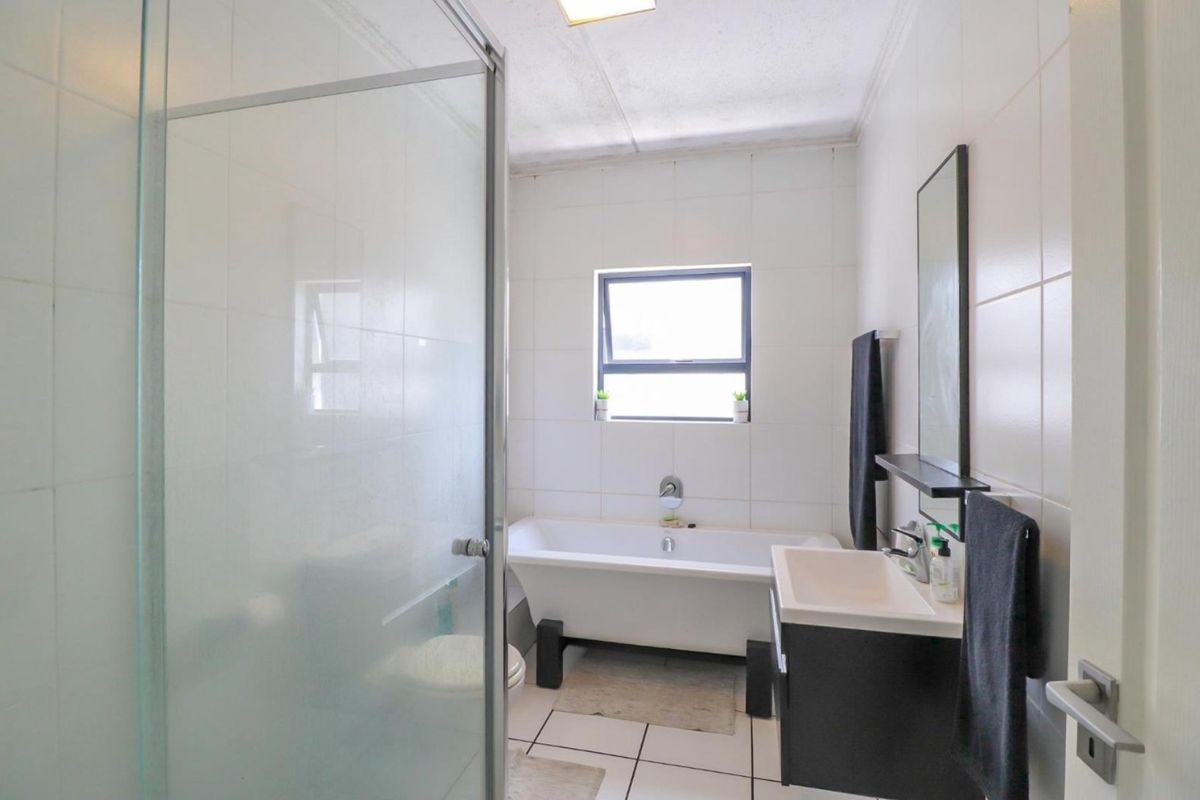 2 Bedroom Apartment for Sale in Greenstone Hill - Photo 5