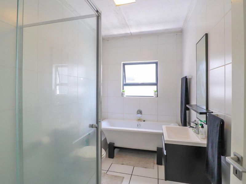 2 Bedroom Apartment for Sale in Greenstone Hill - Photo 5