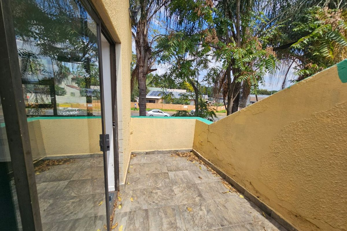 A Lovely commercial unit for rent in Clubview - Photo 2