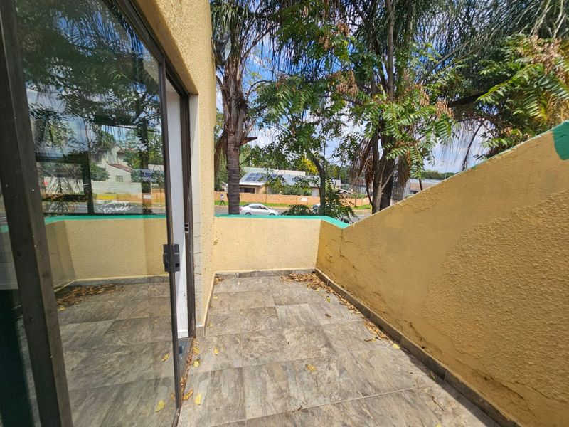 A Lovely commercial unit for rent in Clubview - Photo 2