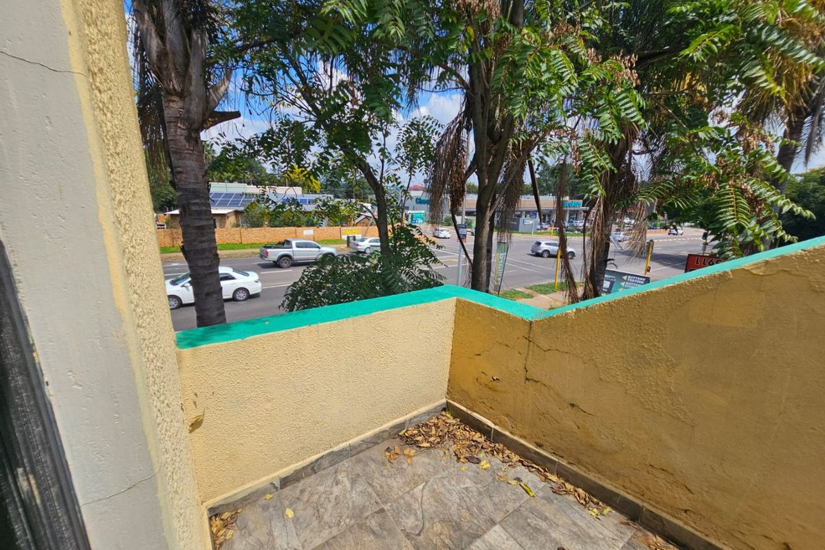 A Lovely commercial unit for rent in Clubview - Photo 3