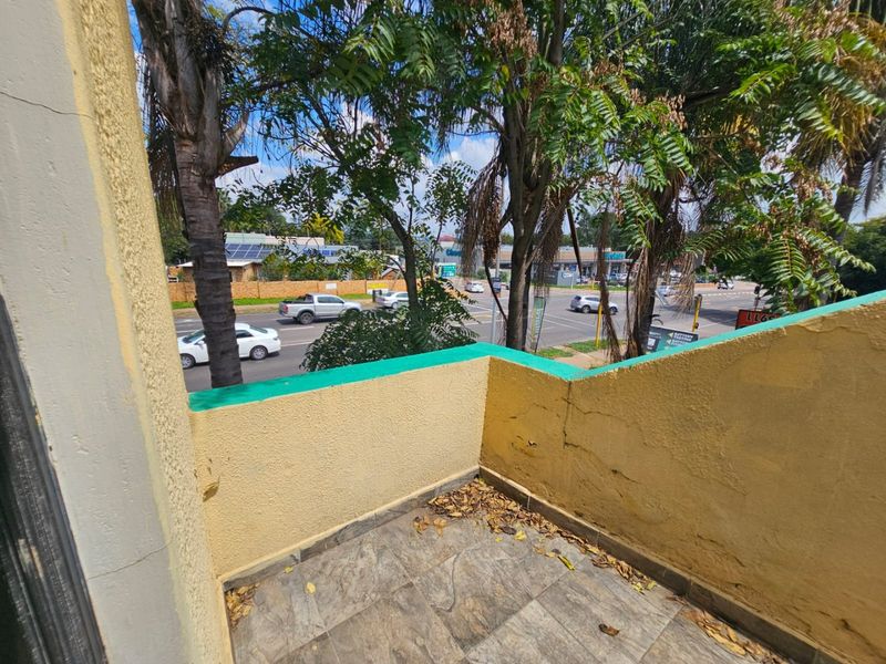 A Lovely commercial unit for rent in Clubview - Photo 3