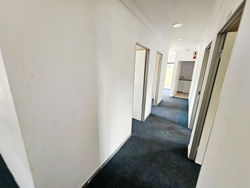 A Lovely commercial unit for rent in Clubview - Photo 10