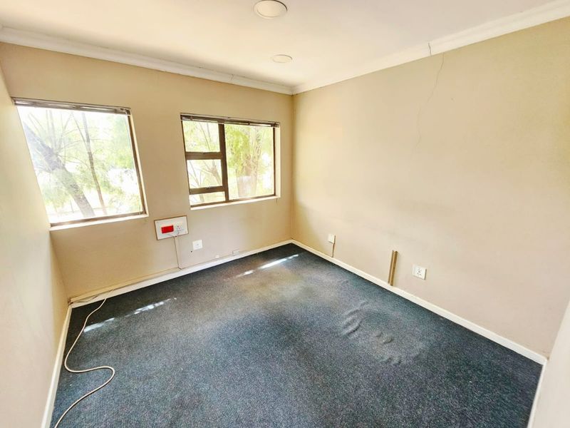 A Lovely commercial unit for rent in Clubview - Photo 9