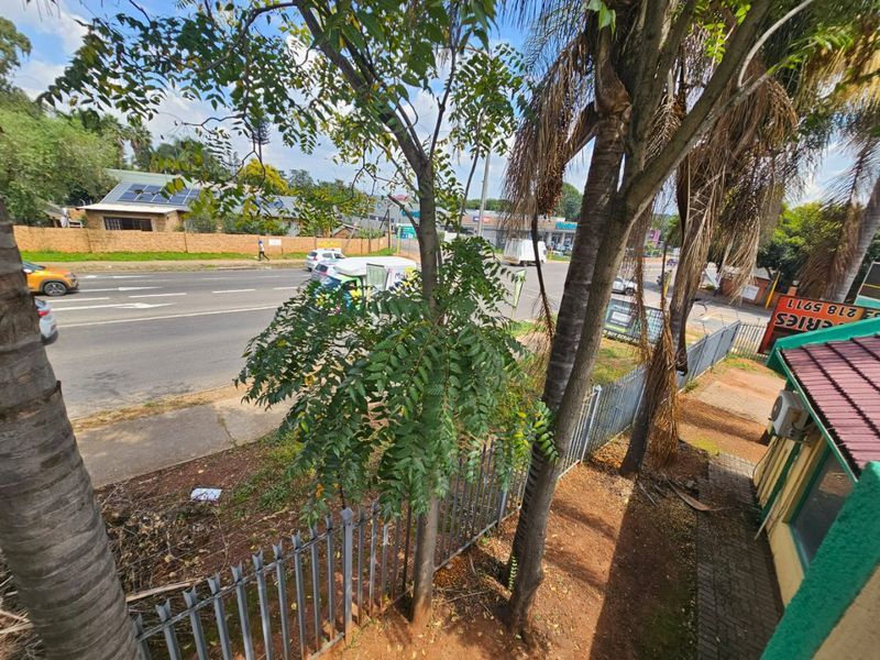 A Lovely commercial unit for rent in Clubview - Photo 6