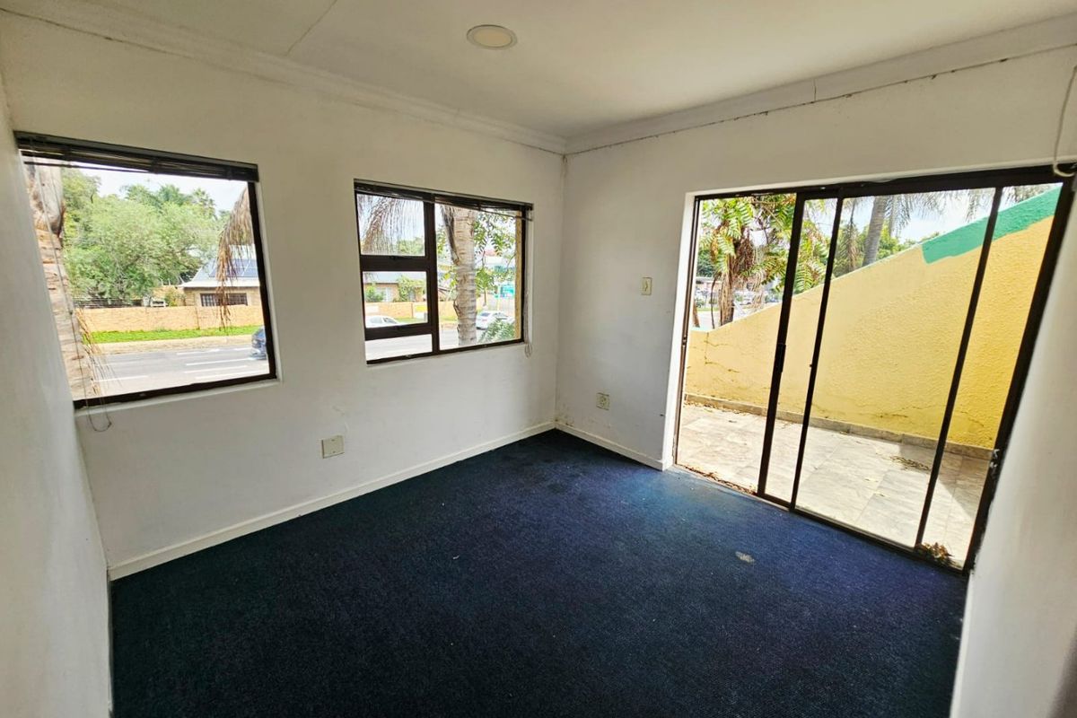 A Lovely commercial unit for rent in Clubview - Photo 5