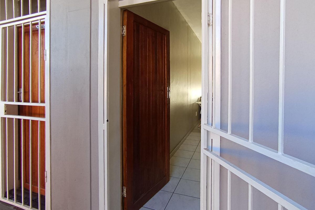 2 bedroom, 2 bathroom apartment in Waterkloof Glen  - Photo 5
