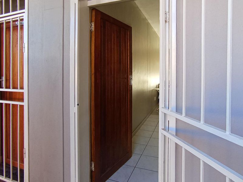 2 bedroom, 2 bathroom apartment in Waterkloof Glen  - Photo 5