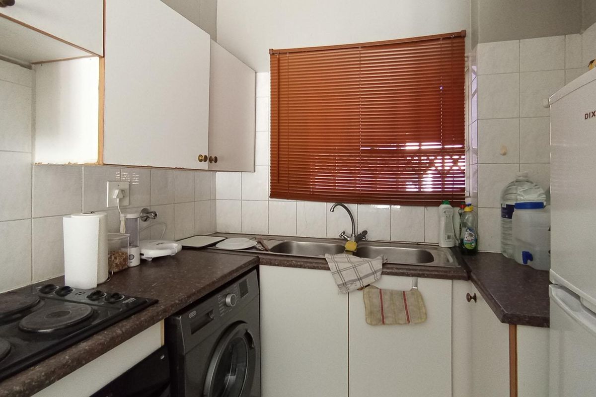 2 bedroom, 2 bathroom apartment in Waterkloof Glen  - Photo 3