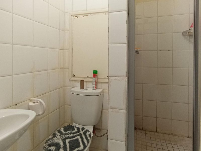 2 bedroom, 2 bathroom apartment in Waterkloof Glen  - Photo 9