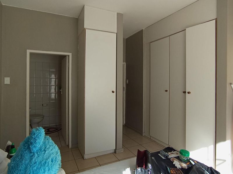 2 bedroom, 2 bathroom apartment in Waterkloof Glen  - Photo 10