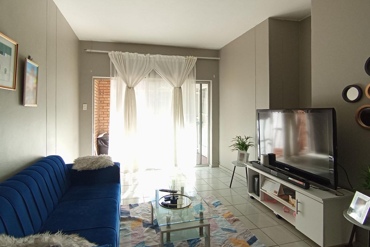 2 bedroom, 2 bathroom apartment in Waterkloof Glen  - Photo 2