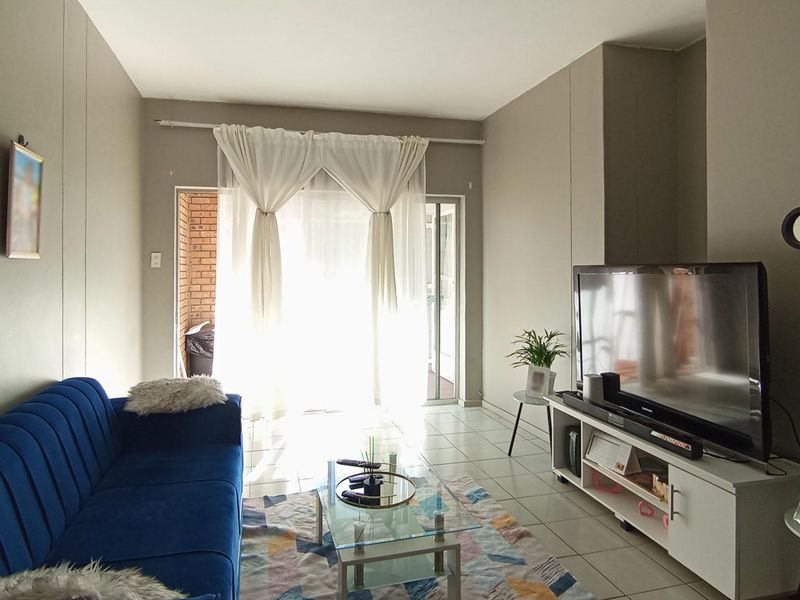 2 bedroom, 2 bathroom apartment in Waterkloof Glen  - Photo 2