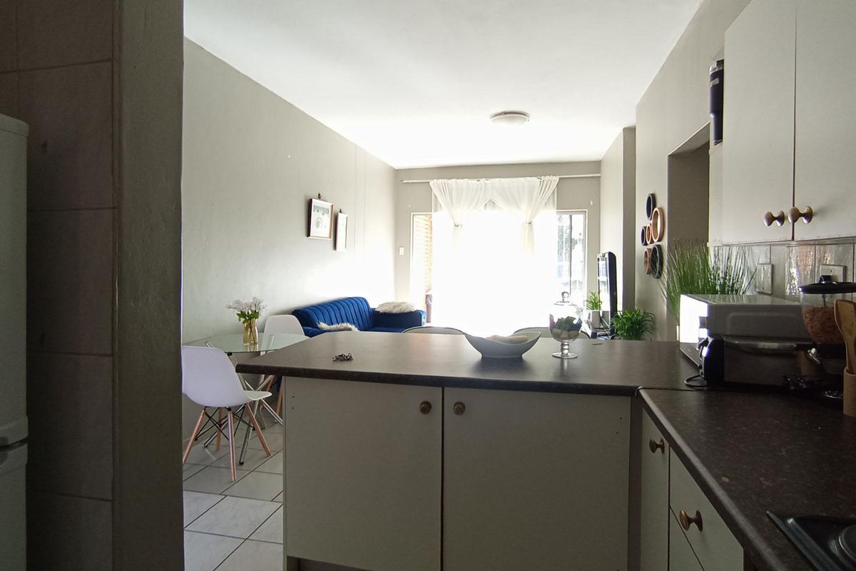 2 bedroom, 2 bathroom apartment in Waterkloof Glen  - Photo 4