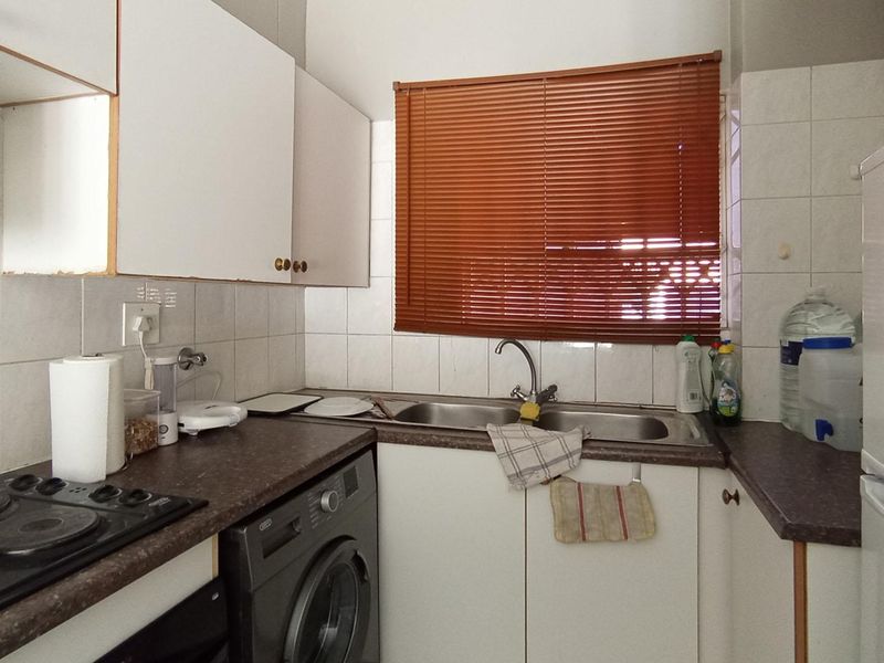 2 bedroom, 2 bathroom apartment in Waterkloof Glen  - Photo 4