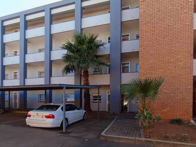 2 bedroom, 2 bathroom apartment in Waterkloof Glen  - Photo 1