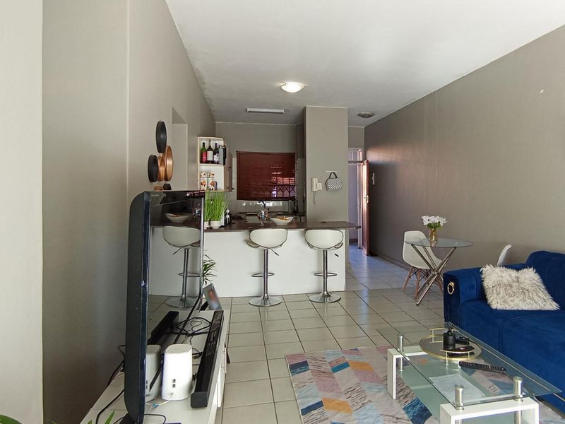 2 bedroom, 2 bathroom apartment in Waterkloof Glen  - Photo 2