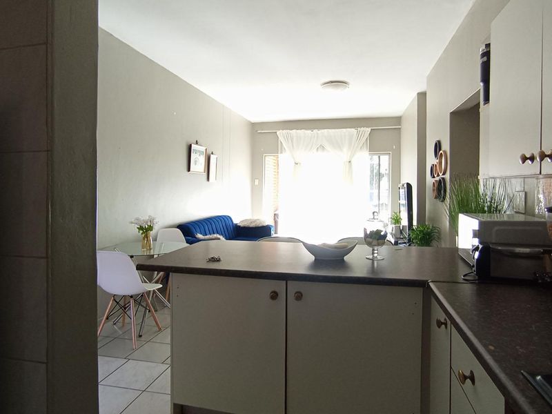 2 bedroom, 2 bathroom apartment in Waterkloof Glen  - Photo 5
