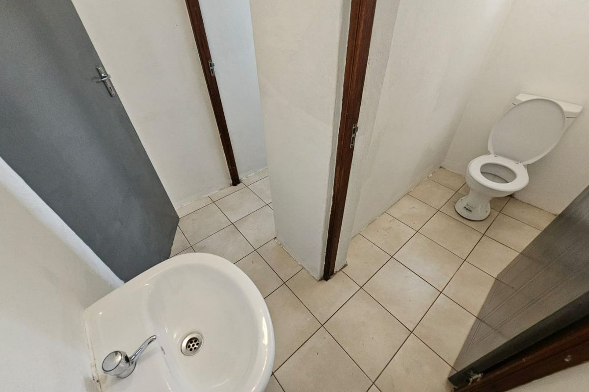 A Lovely Commercial unit for rent in Clubview - Photo 3