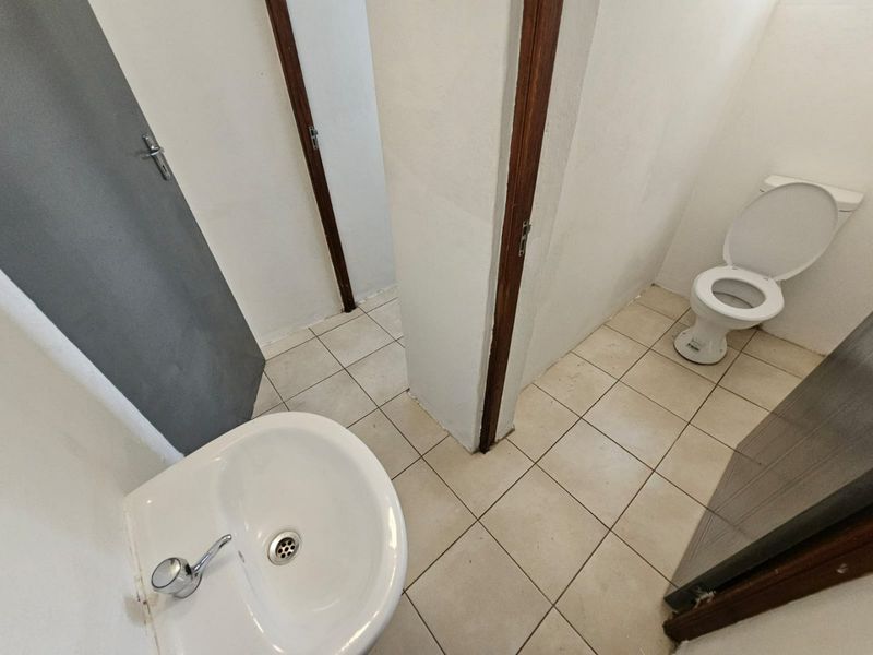 A Lovely Commercial unit for rent in Clubview - Photo 3