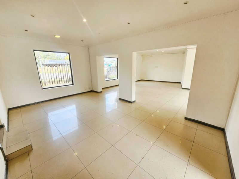 A Lovely Commercial unit for rent in Clubview - Photo 8