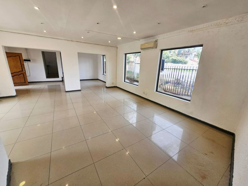 A Lovely Commercial unit for rent in Clubview - Photo 6