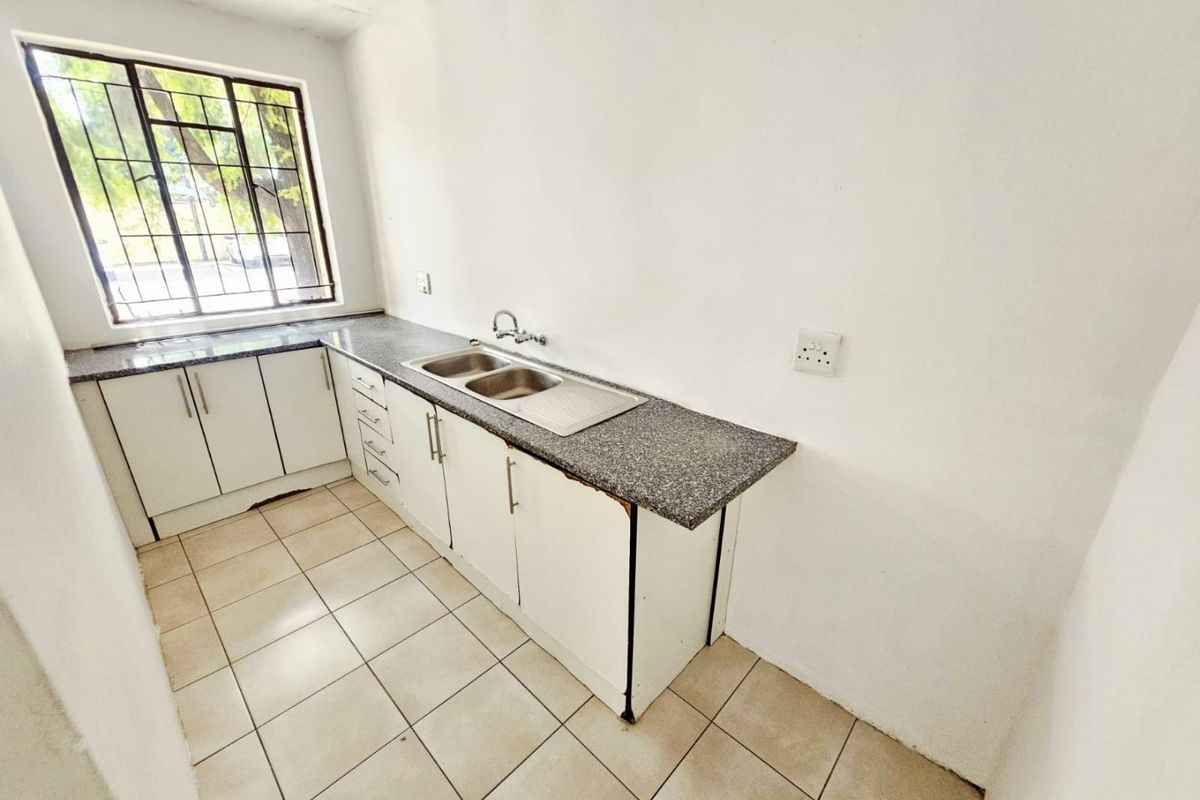 A Lovely Commercial unit for rent in Clubview - Photo 2