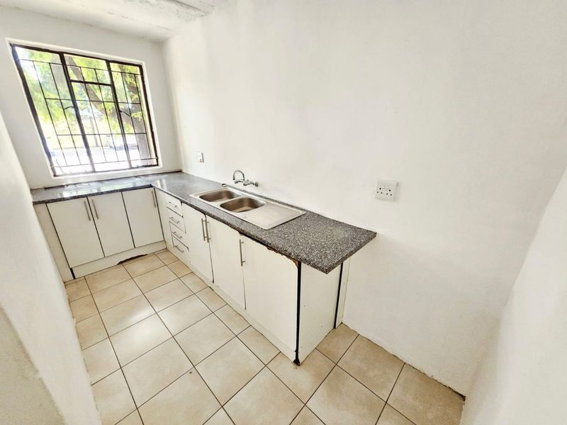 A Lovely Commercial unit for rent in Clubview - Photo 2