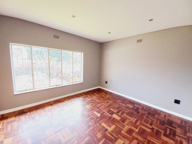 Prime Position Family Home with Modern Cottage and Renovation Potential in a Prestigious Suburb - Photo 3