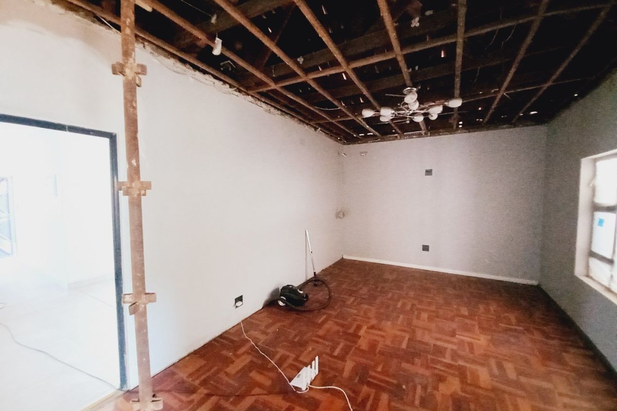 Prime Position Family Home with Modern Cottage and Renovation Potential in a Prestigious Suburb - Photo 2