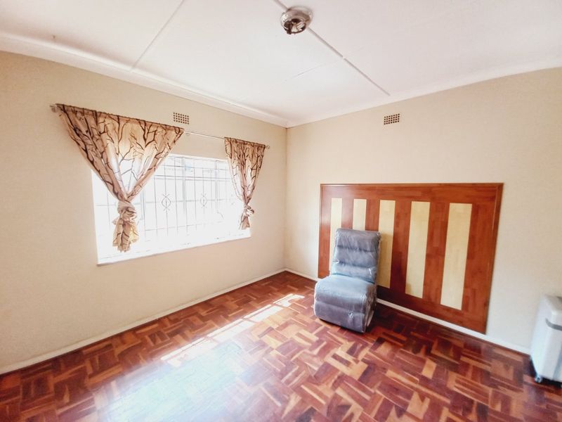 Prime Position Family Home with Modern Cottage and Renovation Potential in a Prestigious Suburb - Photo 10