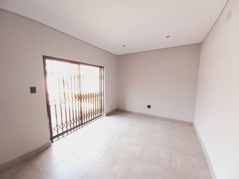 Prime Position Family Home with Modern Cottage and Renovation Potential in a Prestigious Suburb - Photo 8