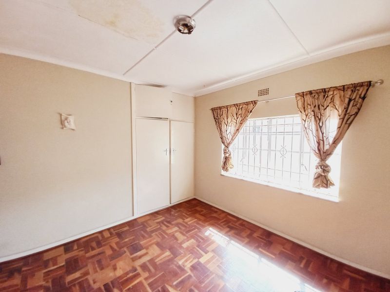 Prime Position Family Home with Modern Cottage and Renovation Potential in a Prestigious Suburb - Photo 9