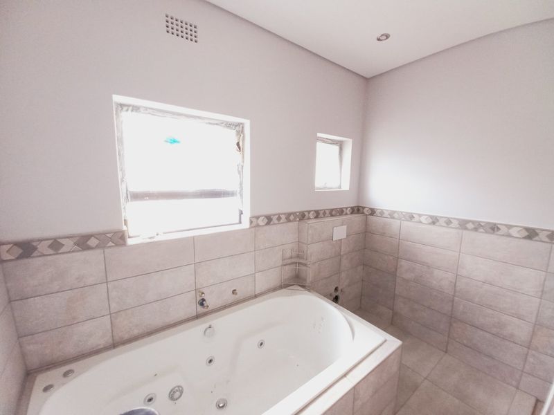 Prime Position Family Home with Modern Cottage and Renovation Potential in a Prestigious Suburb - Photo 4