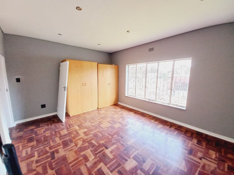 Prime Position Family Home with Modern Cottage and Renovation Potential in a Prestigious Suburb - Photo 7