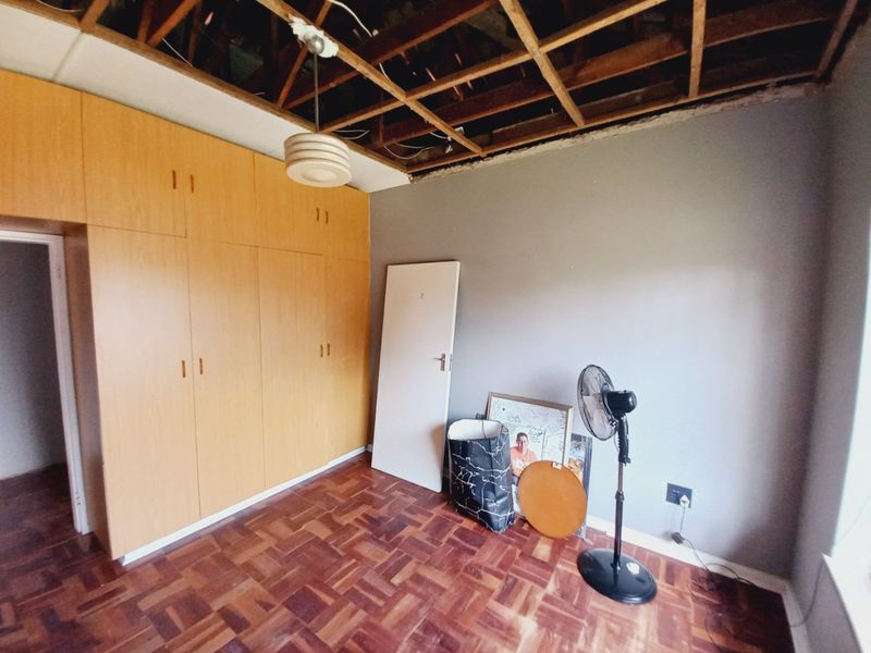 Prime Position Family Home with Modern Cottage and Renovation Potential in a Prestigious Suburb - Photo 6