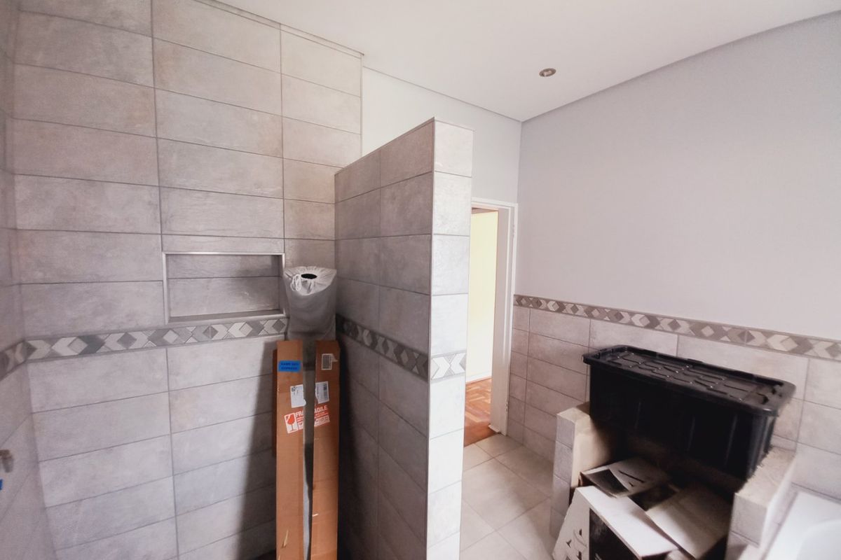 Prime Position Family Home with Modern Cottage and Renovation Potential in a Prestigious Suburb - Photo 5