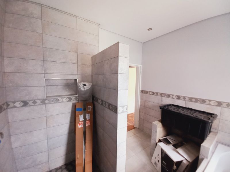 Prime Position Family Home with Modern Cottage and Renovation Potential in a Prestigious Suburb - Photo 5