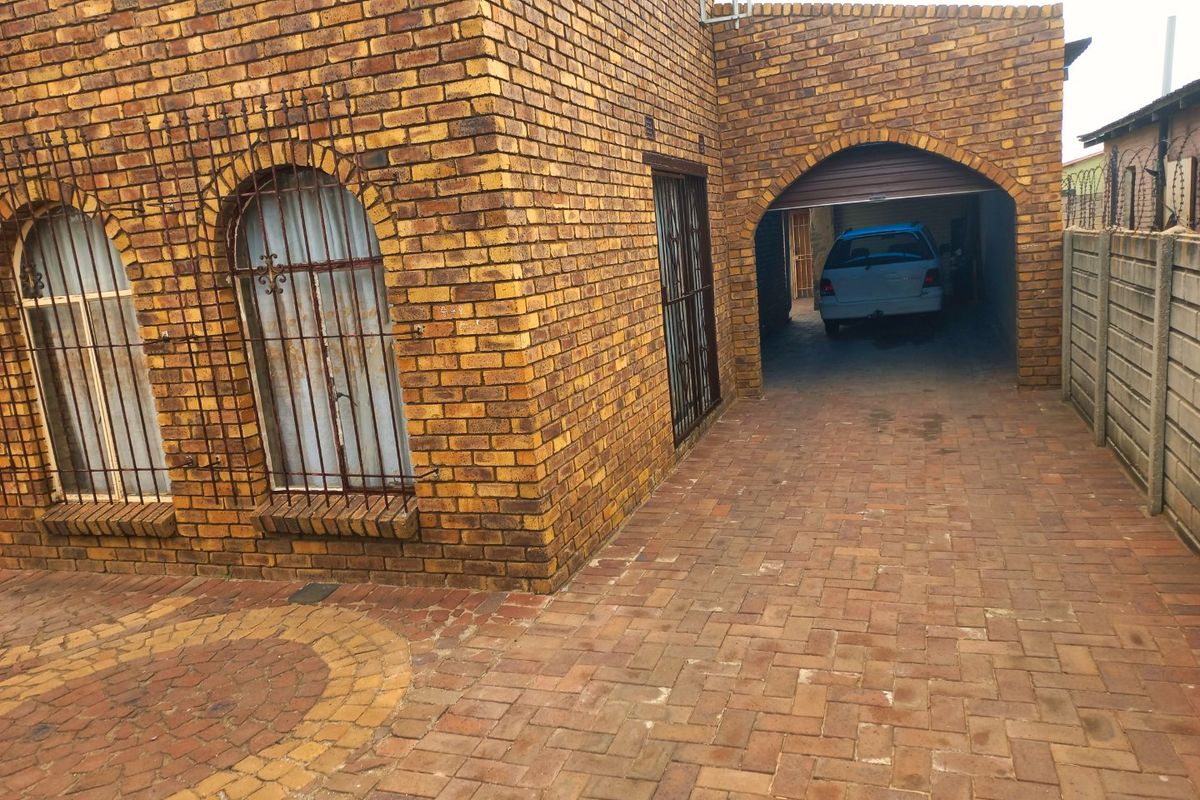 Perfect Family Starter! 3-Bed Home with Massive Parking & Rental Potential - Photo 3