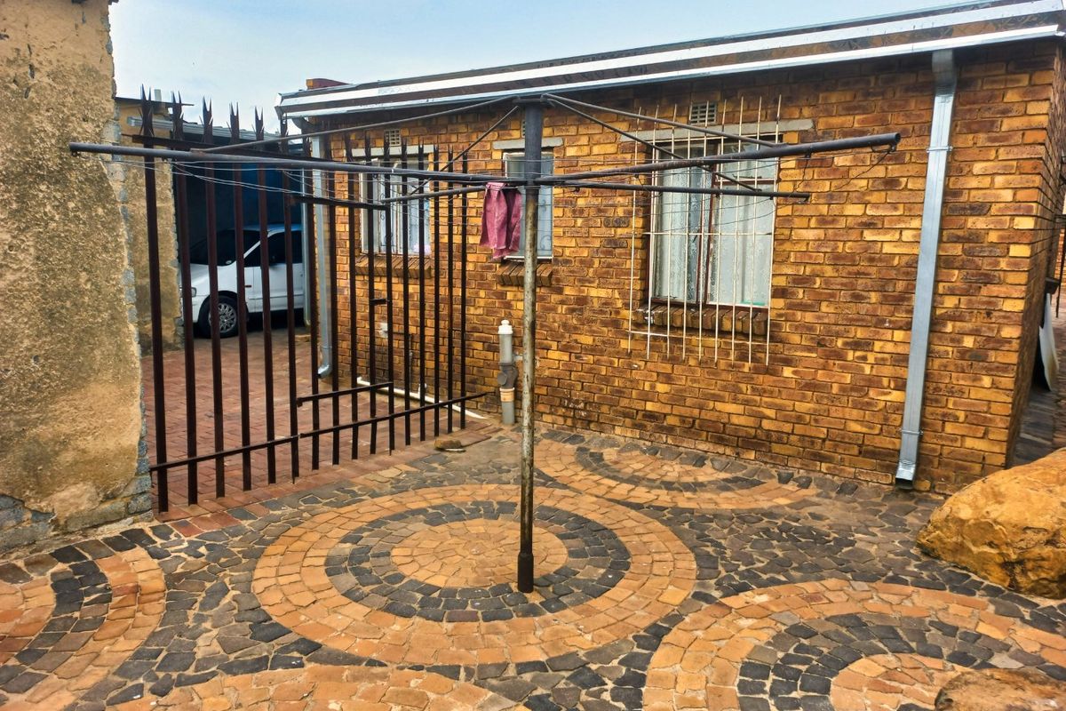 Perfect Family Starter! 3-Bed Home with Massive Parking & Rental Potential - Photo 5