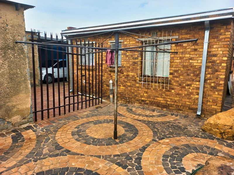 Perfect Family Starter! 3-Bed Home with Massive Parking & Rental Potential - Photo 5