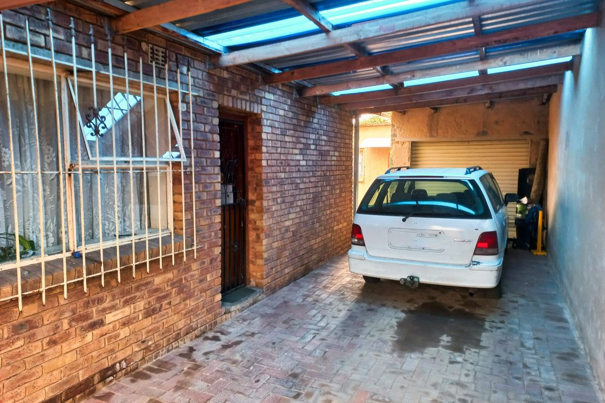 Perfect Family Starter! 3-Bed Home with Massive Parking & Rental Potential - Photo 4