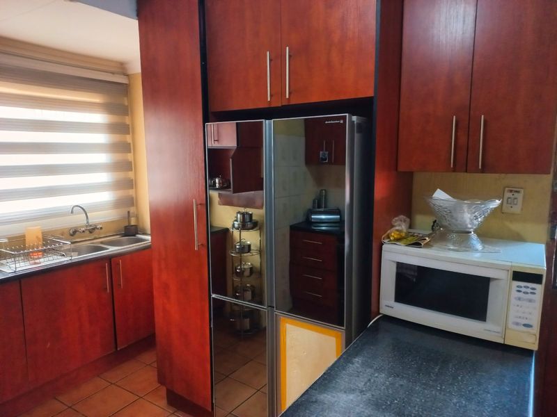 Perfect Family Starter! 3-Bed Home with Massive Parking & Rental Potential - Photo 8