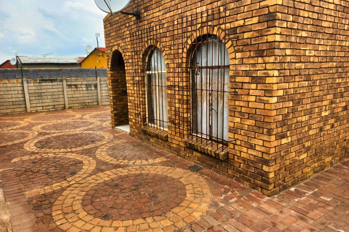 Perfect Family Starter! 3-Bed Home with Massive Parking & Rental Potential - Photo 2