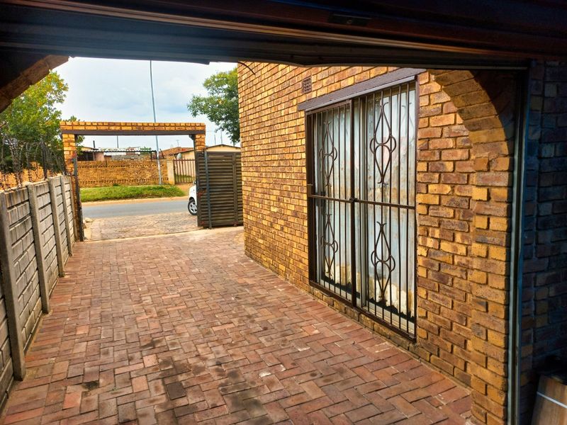 Perfect Family Starter! 3-Bed Home with Massive Parking & Rental Potential - Photo 6