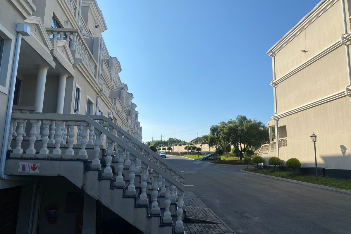3 BEDROOMS TRIPLEX 2.5 BATHROOMS FOR SALE IN ROSA ROYALE EASTE , - Photo 2