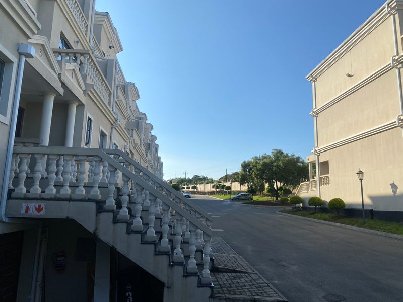 3 BEDROOMS TRIPLEX 2.5 BATHROOMS FOR SALE IN ROSA ROYALE EASTE , - Photo 2