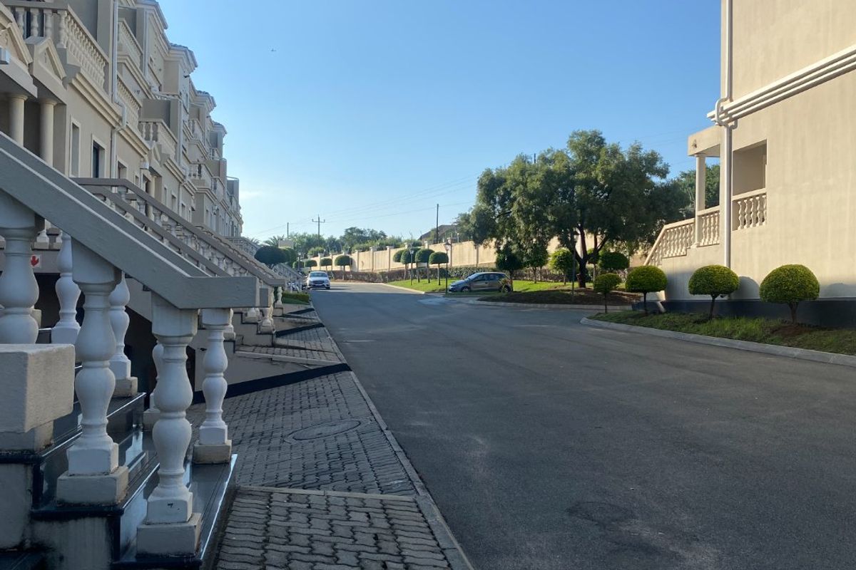 3 BEDROOMS TRIPLEX 2.5 BATHROOMS FOR SALE IN ROSA ROYALE EASTE , - Photo 3